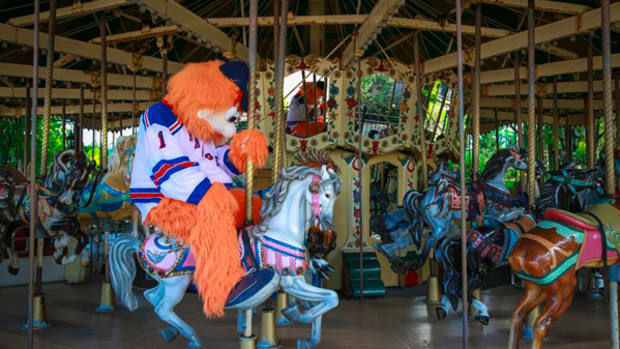 Sad Canadiens Mascot Youppi Makes Good on Bet